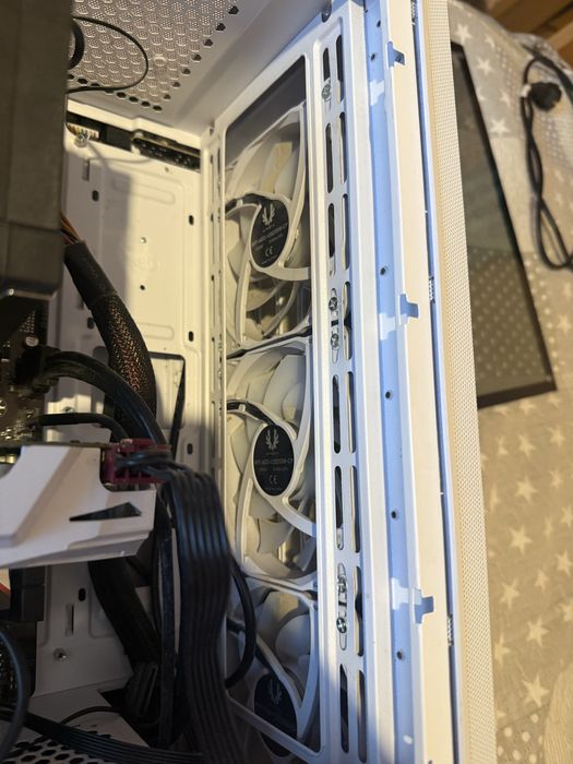 Геймърски компютър + монитор