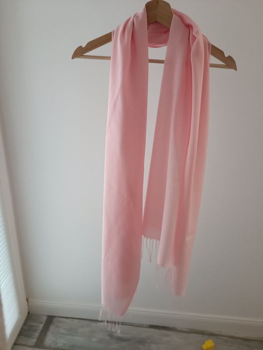 Розов на цвят шал