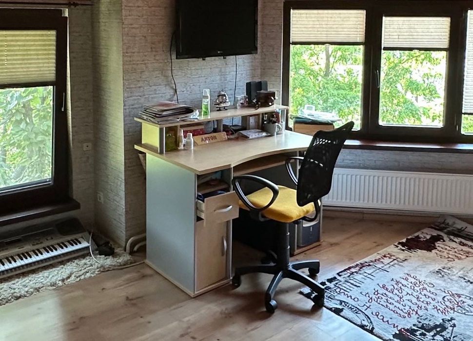 Легло заедно с бюро и нощно шкафче