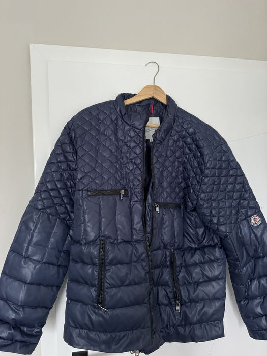 Яке Moncler.