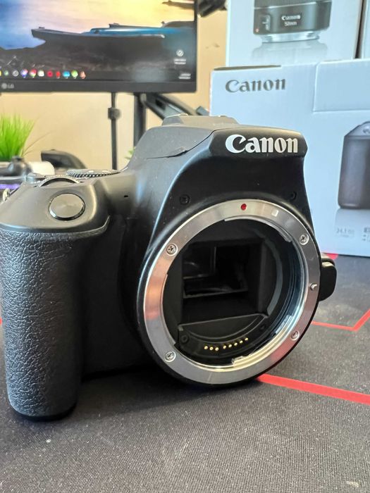 Canon 250D с обектив EF-S 18-55 f/5-5.6 III.