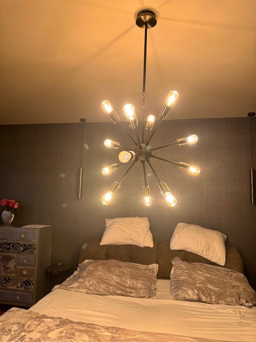 Vând 2 candelabre cu 250 roni  si o masuta inox la 300 roni