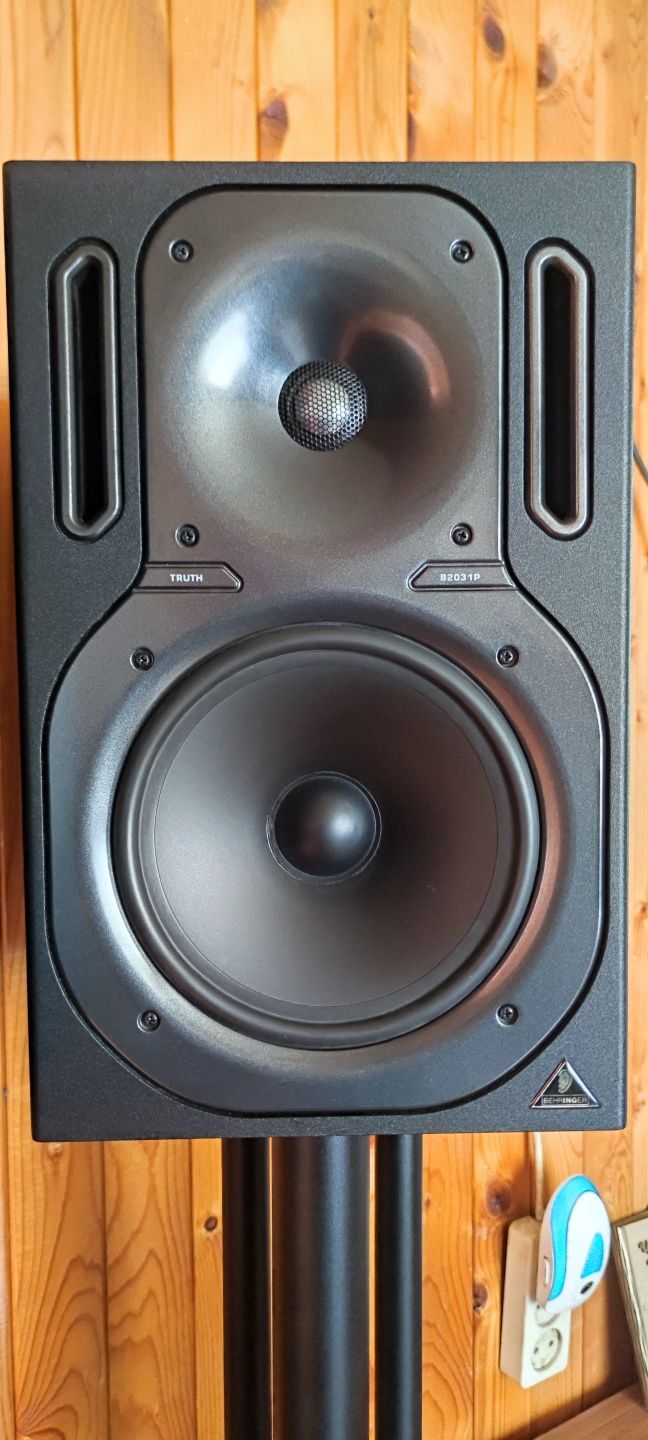 Behringer Truth B2031P пасивни тонколони
