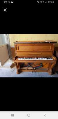 Se vinde pian din lemn masiv