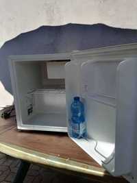 Frigider minibar cu congelator.