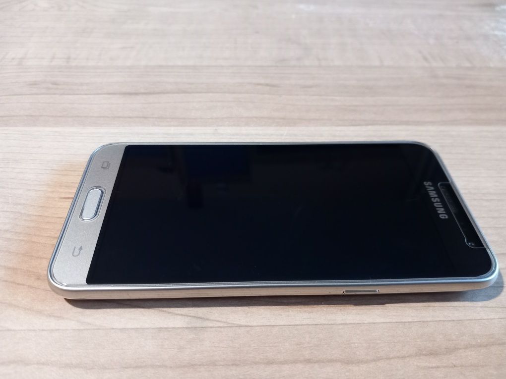 Телефон Samsung Galaxy J3 2016