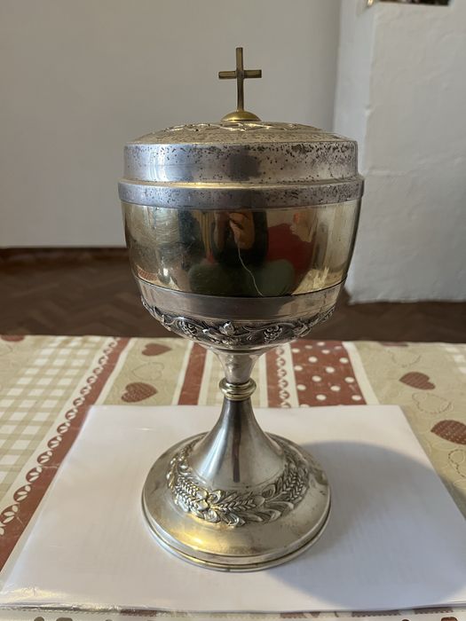 Vand un potir din alama argintat