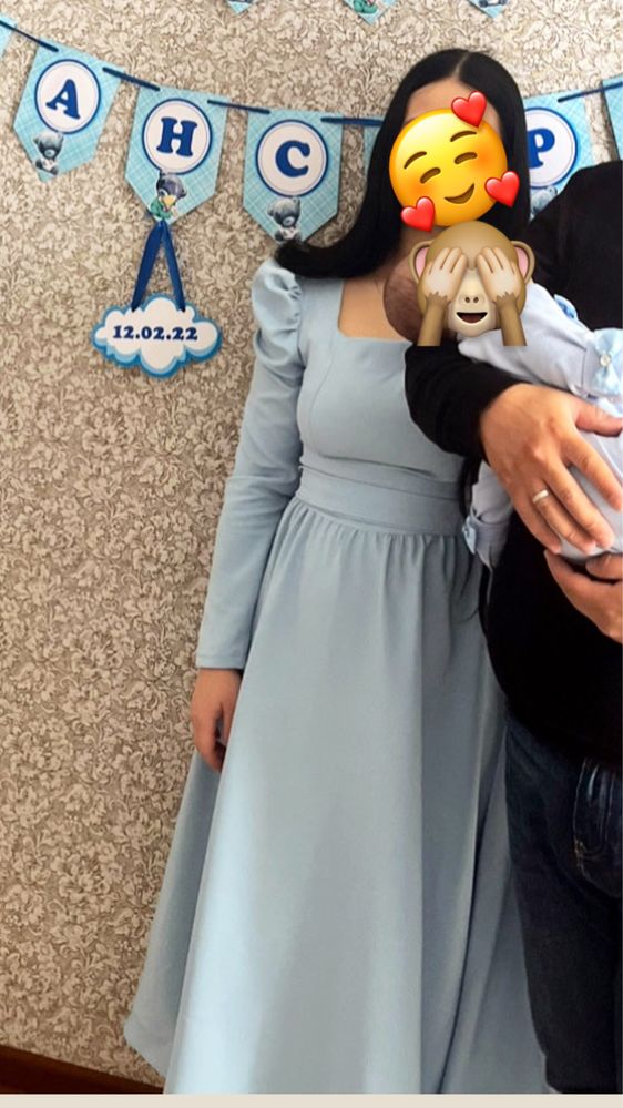 Платье голубого цвета ,