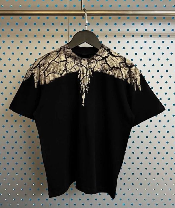 Tricou negru cu imprimeu aripi bej-crăpate