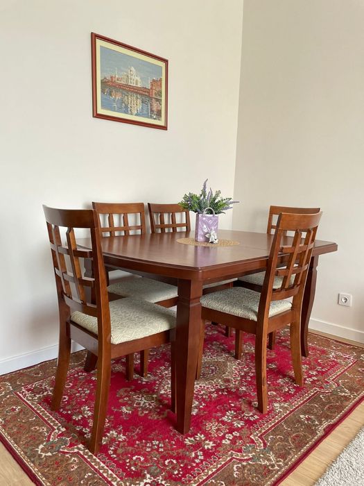 Продам стол и стулья для гостиной