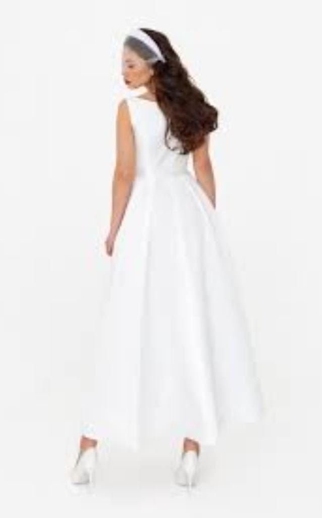 Платье белое с карманами (р.46-48) новое