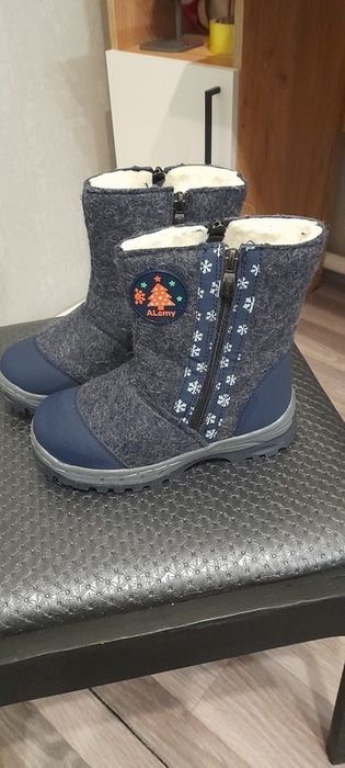 Продам новые детские зимние сапоги