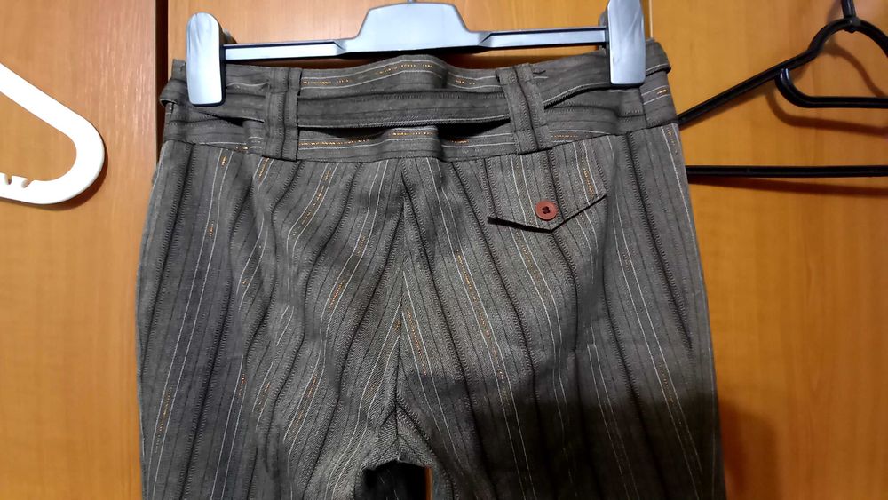 Pantaloni eleganti Ad Lib UK maro cu fir auriu si cordon, moderni