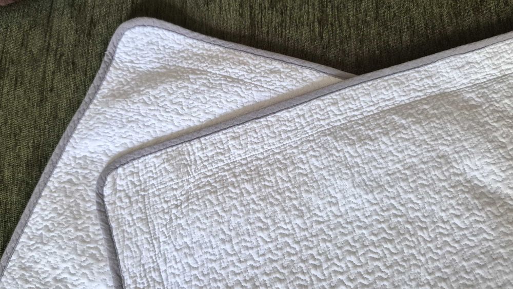 Две наволочки за 3000 на подушки 75х50см.