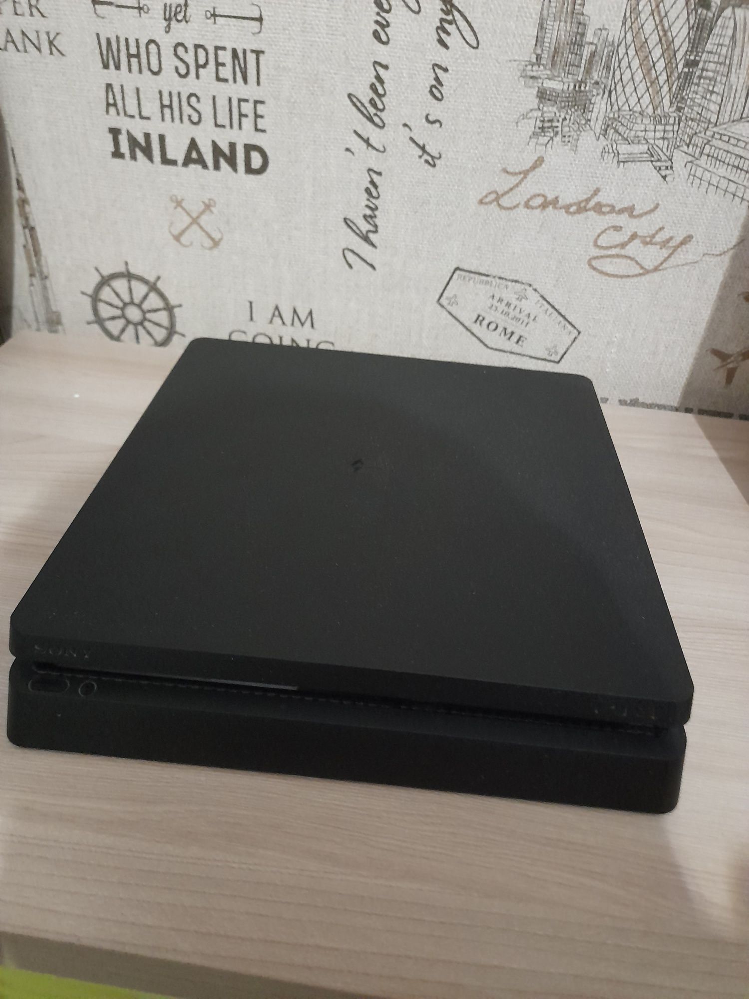 PlayStation Slim 4  два джойстика. Игра в подарок