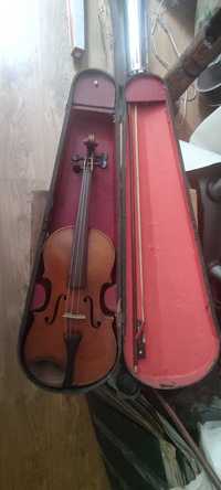 Стара над 100г. цигулка с дървен калъф
