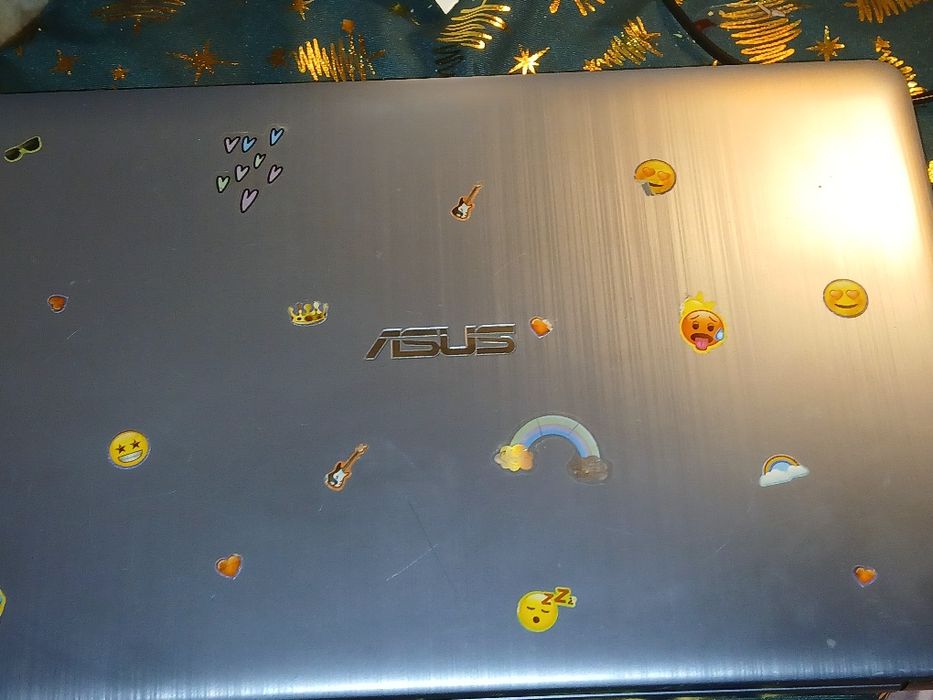 Laptop ASUS – funcționează perfect! Ideal pentru școală, filme și biro