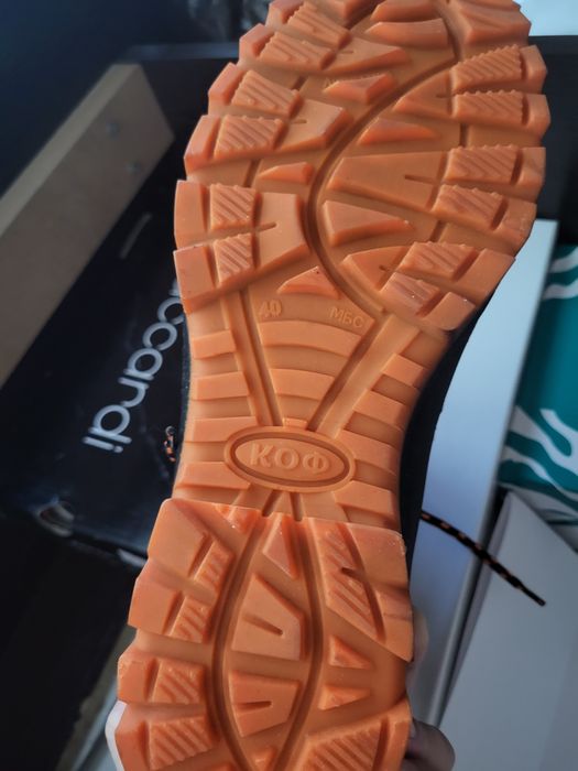 Продаётся ботинка новая 40 размер