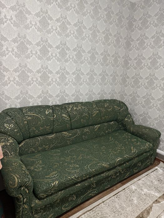 Продам диван с двумя креслами