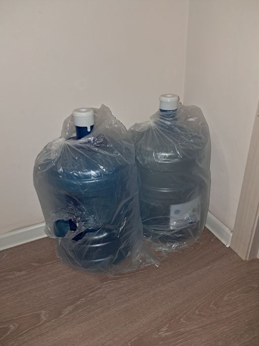 Продам кулер и 2 бутыля 19 л