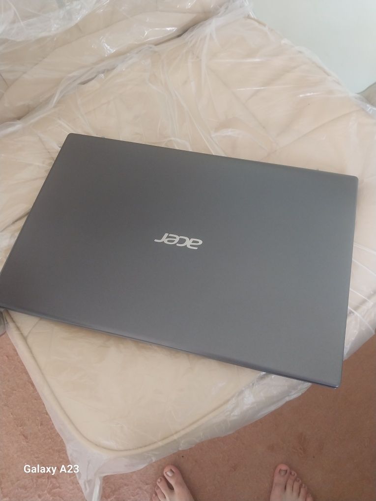 Noutbook Acer 8ga 512 + 1Terabayt + kompelekt