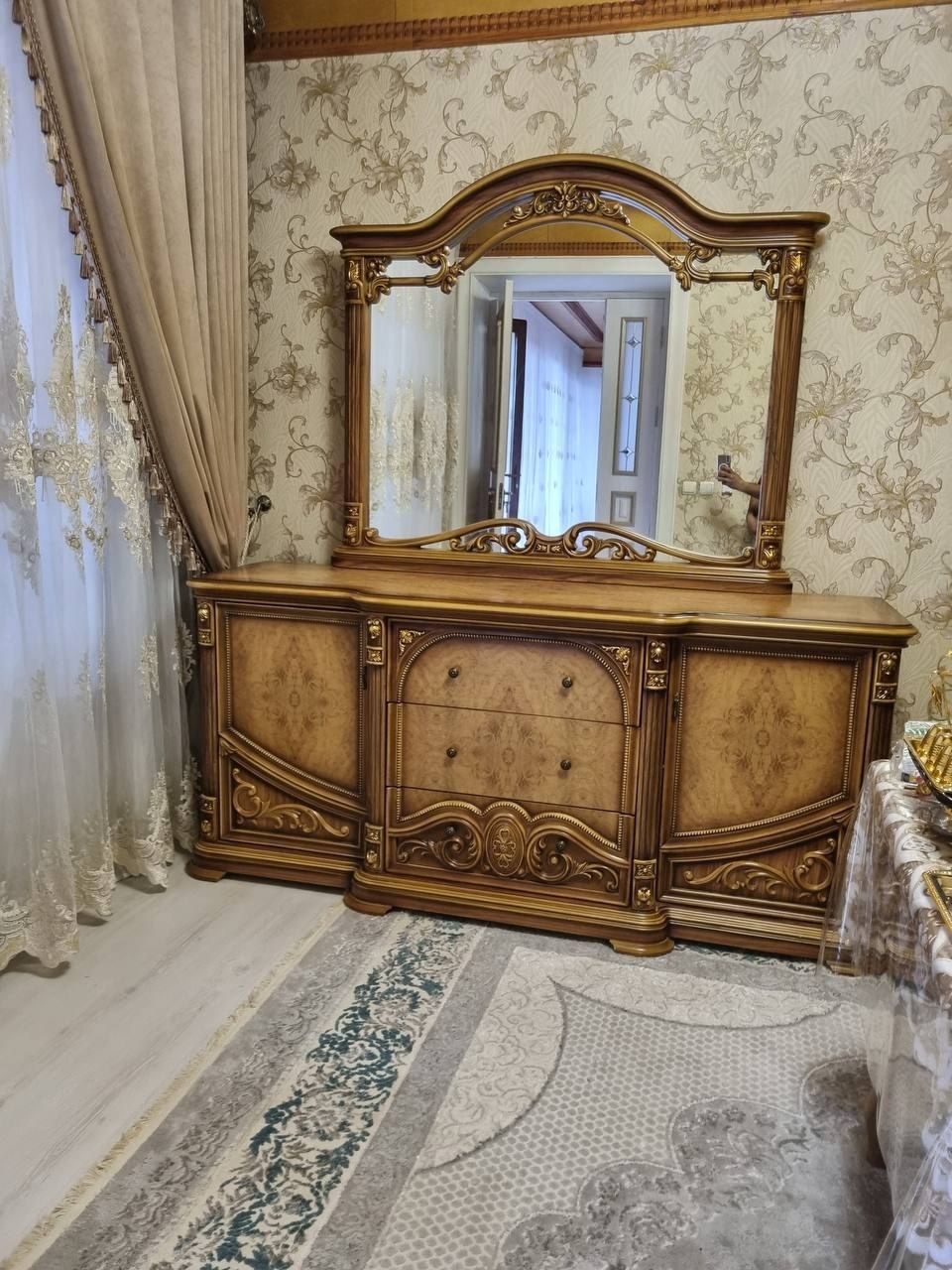 Хитой мебел сотилади