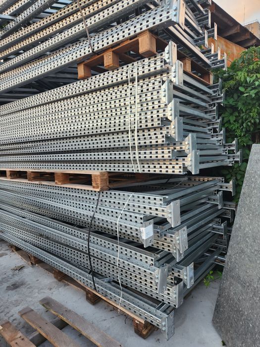 Vând rafturi metalice industriale