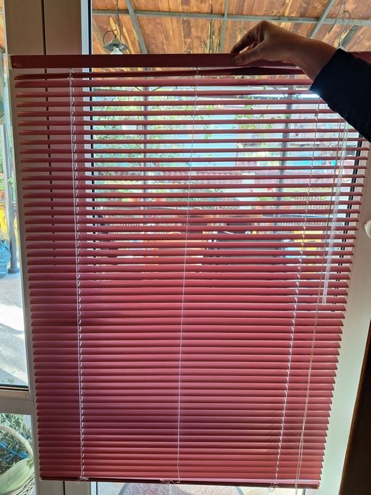 Vand jaluzele pt geam apartament