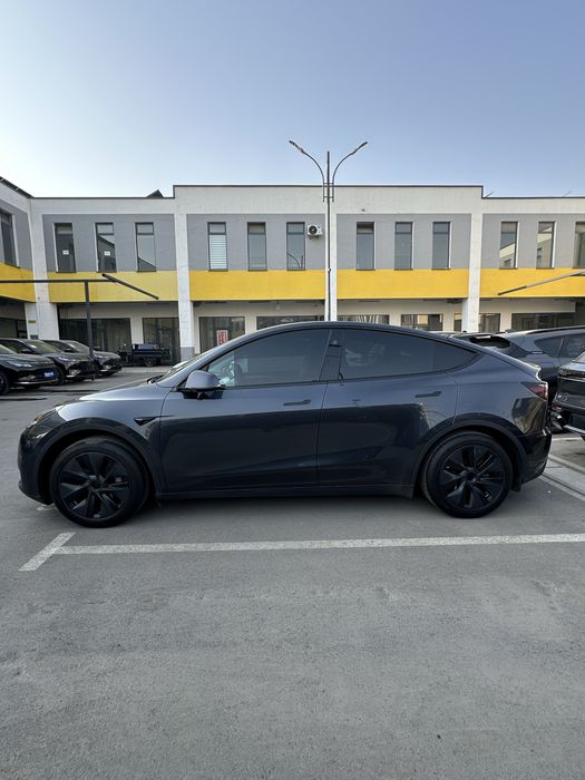 Tesla Model Y 2024-08 ozgina yurgan