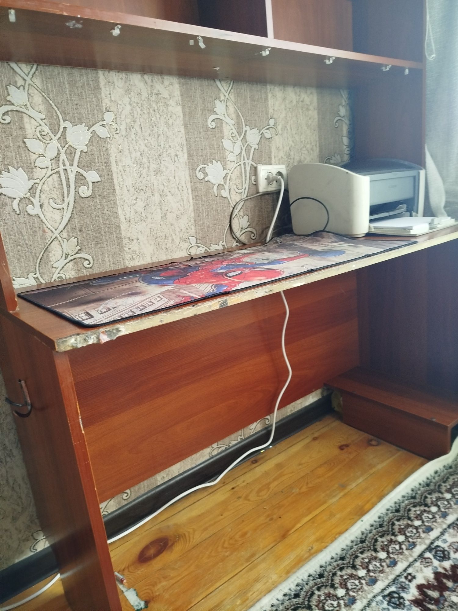 Письменный стол с полкой
