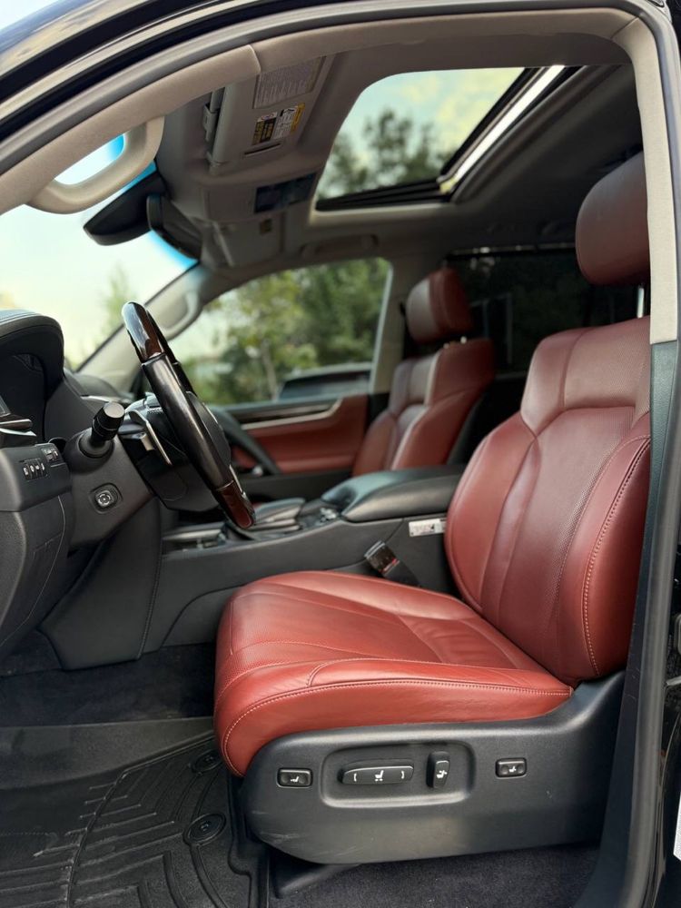 Lexus LX 570.