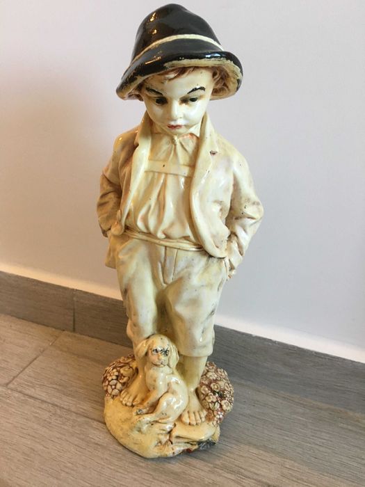 Statueta baiat cu catel