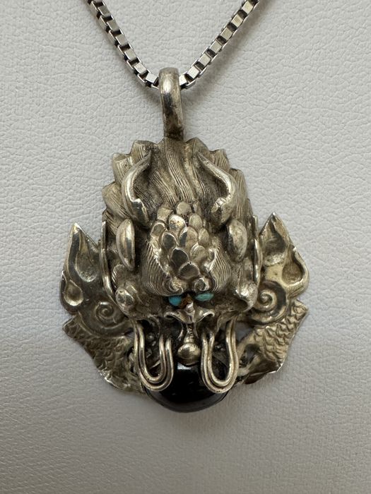 Pandantiv amuleta, dragon. Argint 925 cu lant. Granat si turcoaze