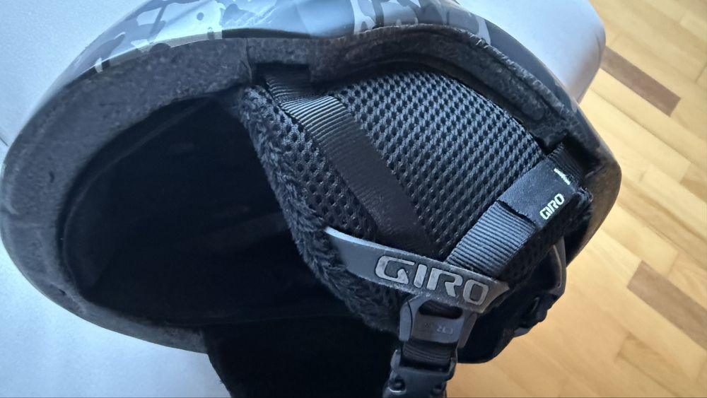 Продавам каска за ски GIRO