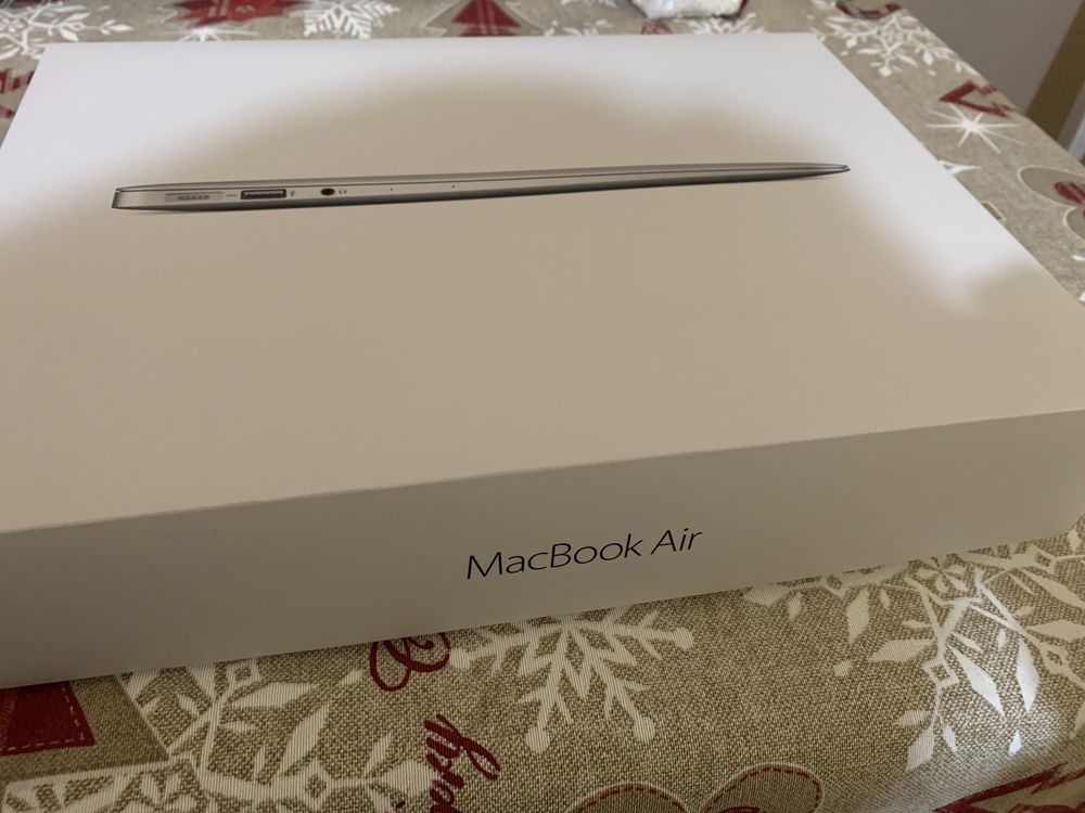 Лаптоп Macbook Air + мишка, кейс, стойка и преходник