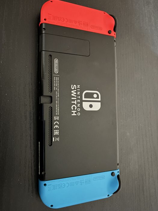 Vând nintendo switch cu joy-cons red/blue