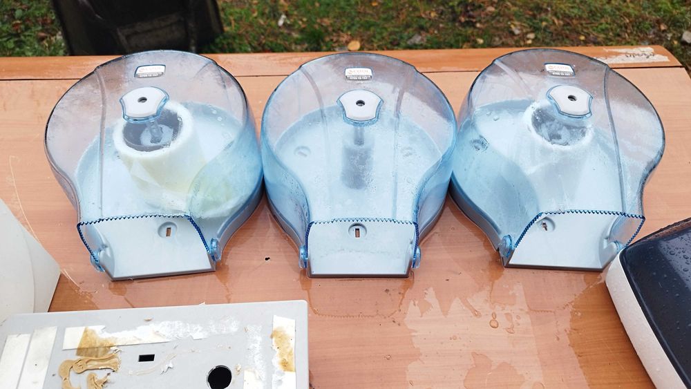 Диспенсъри за течен сапун , тоалетна хартия , кърпи за ръце и кух рола