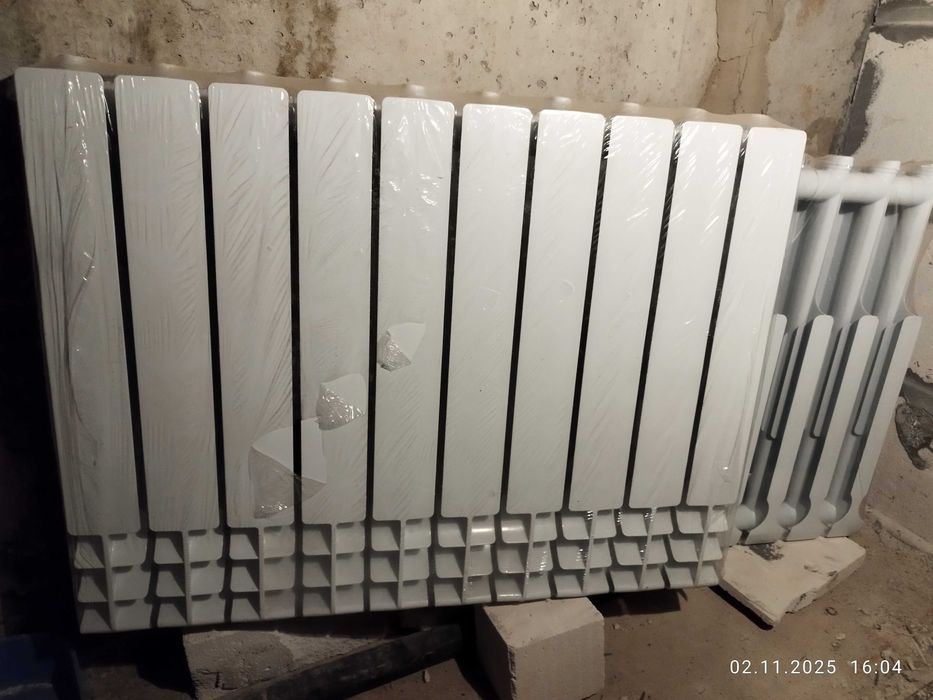 Продам радиаторы отопления 2 шт,  по 10 секций.