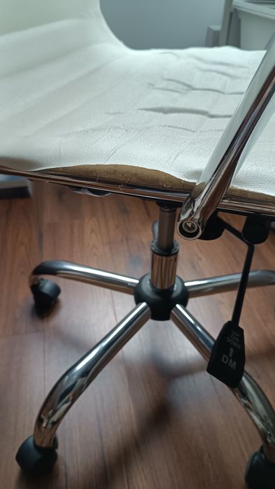 Бял офис стол за бюро с падащ механизъм