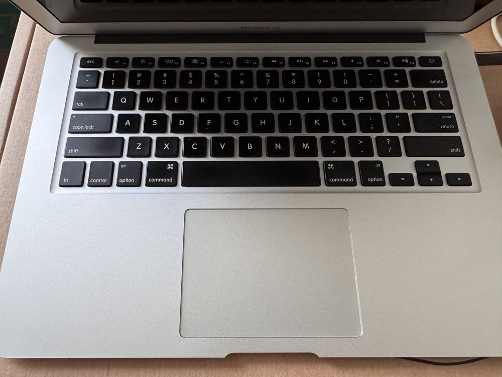 Macbook Air 13.3 2017 Windows 10 Pro + Mac OS
