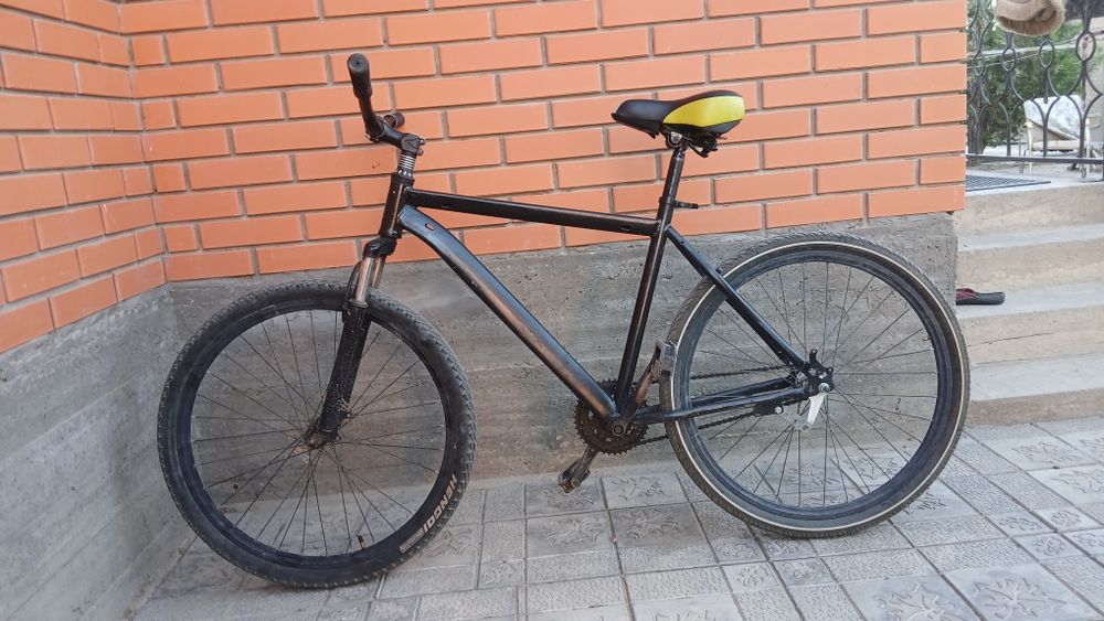 Велосипед черного цвета