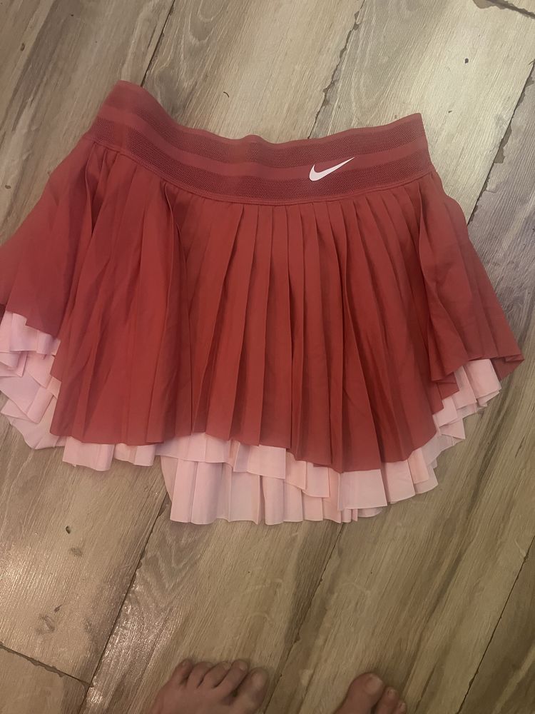 Интересна асиметрична пола nike