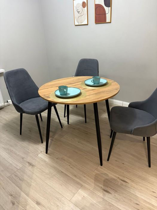 Стол в комплекте со стульями