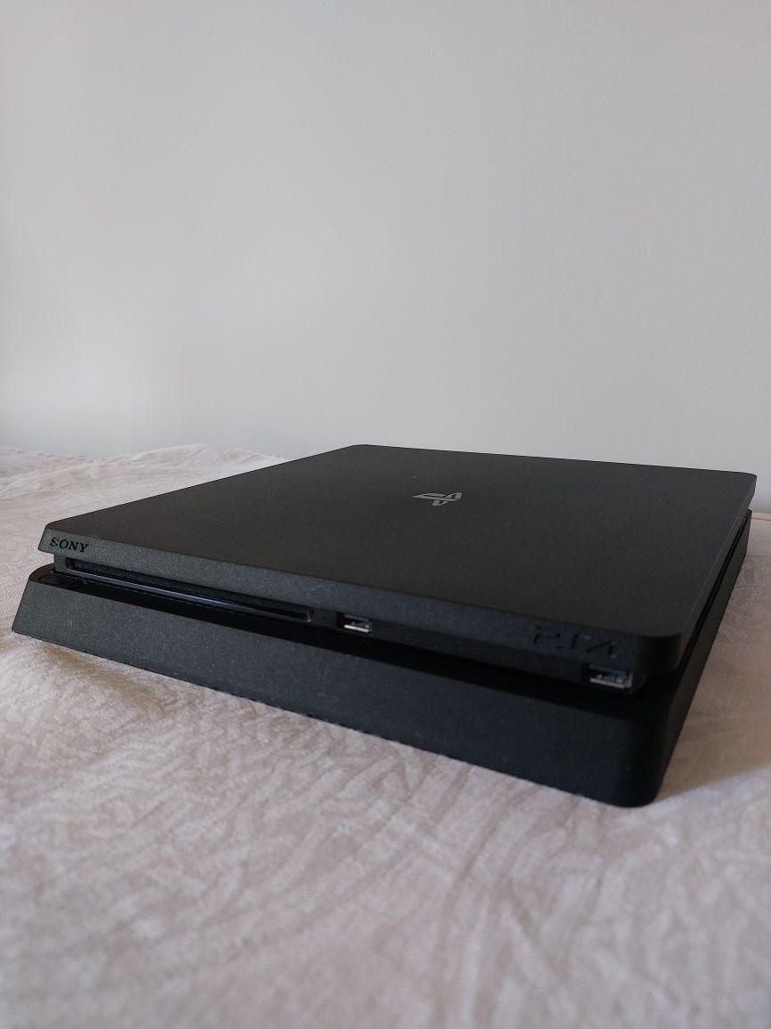 Игровая консоль PlayStation 4