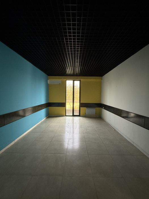 Вдоль центральной дороги сдается коммерческое помещение