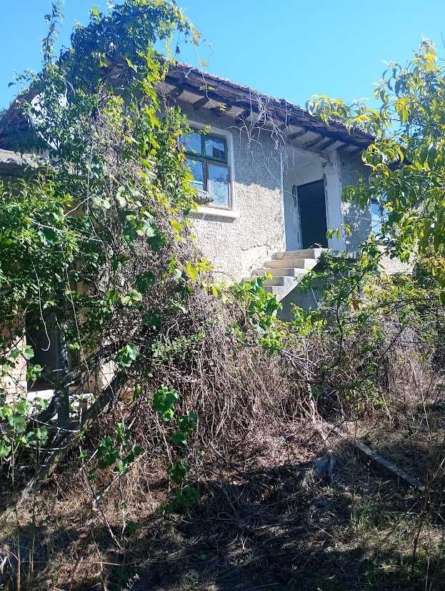 Продавам два обединени имота с две къщи