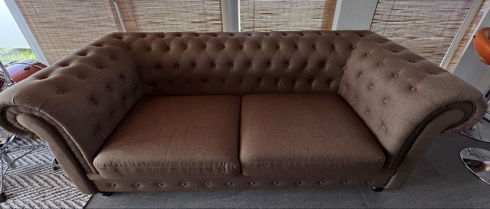 Canapea Chesterfield tip fluture cu butoniere