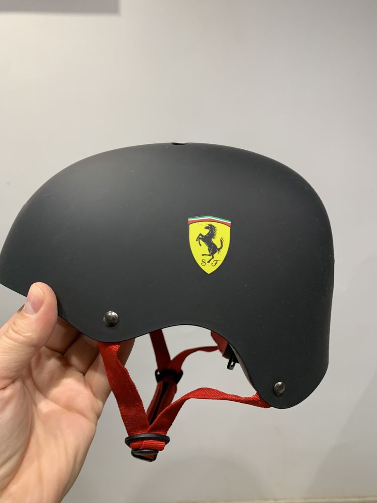 Ferrari (Ферари) каска, налакътници, наколенки и защита на китките