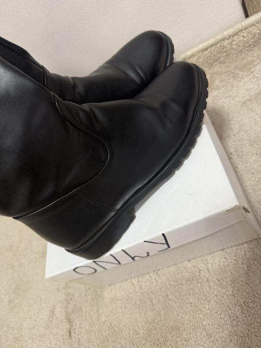 Черные кожанные зимние сапоги