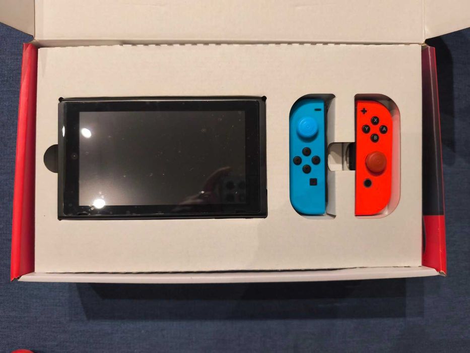 Nintendo Switch конзолa в безупречно състоние в оригиналната кутия.